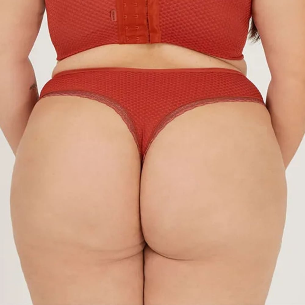 Calcinha Plus Size Fio Dental Alta Com Detalhes Em Renda Nayane