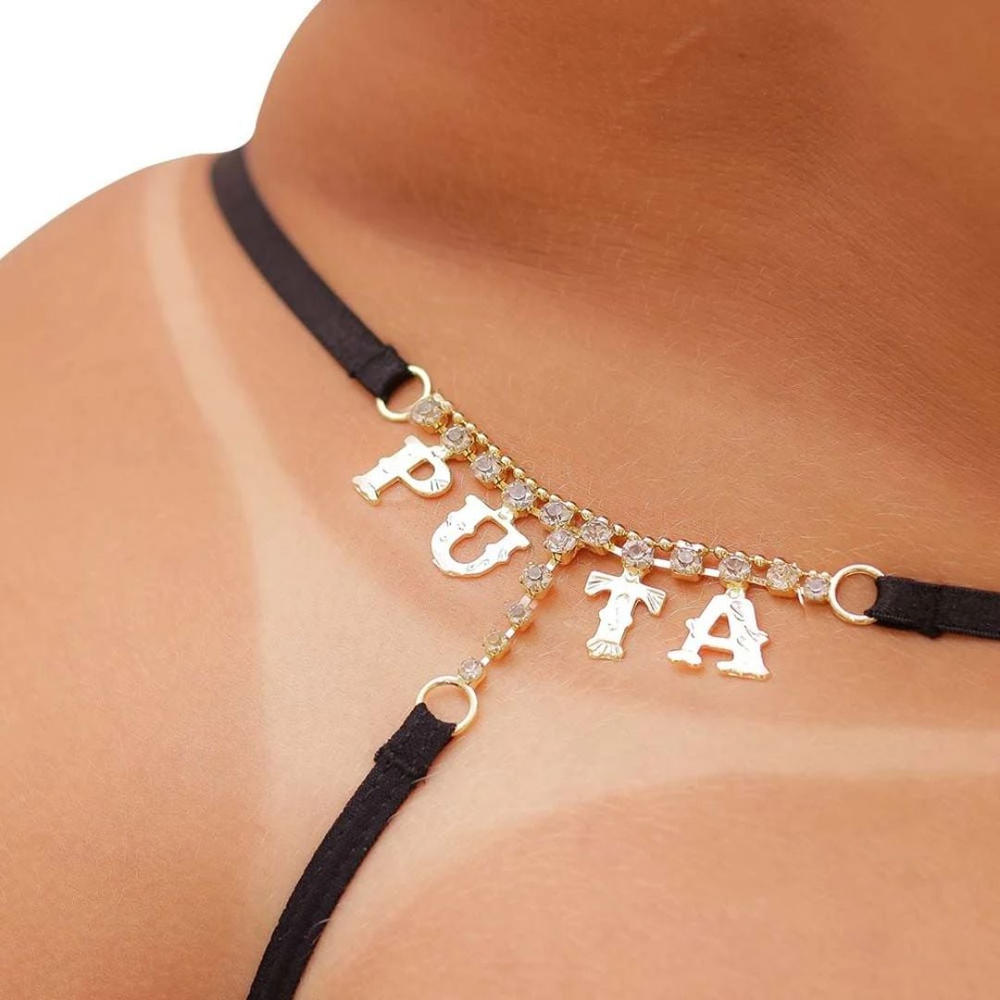 Calcinha Plus Size Em Renda Puta Strass Bumbum Tallyta