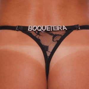 Calcinha Fio Dental Em Renda Com Frase Boqueteira Prata Mil Toques