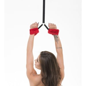 Kit Amarras De Porta Com Algema Pelúcia Linha Sado Sexy Fantasy