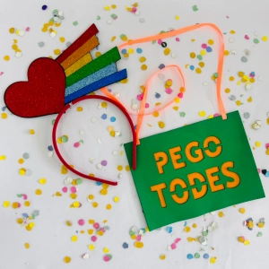 Kit Carnaval Pego Todes Plaquinha e Tiara Arco-Íris