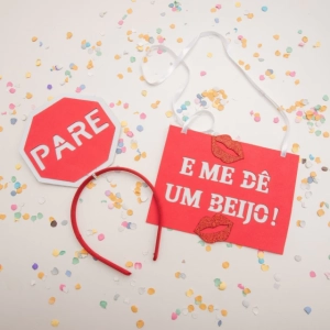 Kit Carnaval Pare e Me dê um Beijo Plaquinha e Tiara