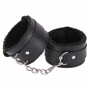 Algema em Pelúcia Com Fivela Ajustável e Corrente