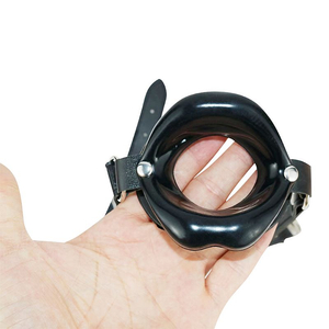 Mordaça Boca Aberta com Lábios em Silicone e Fivela com Regulagem
