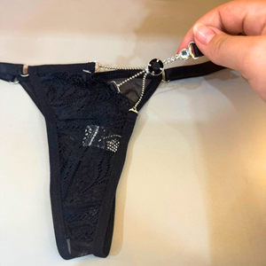 Calcinha Sensual de Luxo em Tule e Renda com Joia Frontal