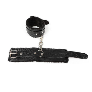 Algema em Pelúcia Com Fivela Ajustável e Corrente