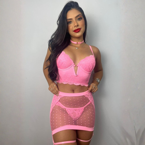 Conjunto Cropped com Bojo em Renda Calcinha Só o Fio e Saia Tule com Cinta Liga