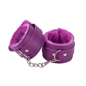 Algema em Pelúcia Com Fivela Ajustável e Corrente
