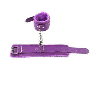 Algema em Pelúcia Com Fivela Ajustável e Corrente