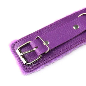 Algema em Pelúcia Com Fivela Ajustável e Corrente