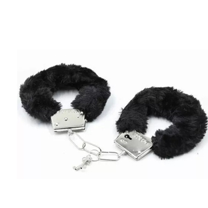 ALGEMA EM LATÃO COM PELÚCIA;COR PRETO