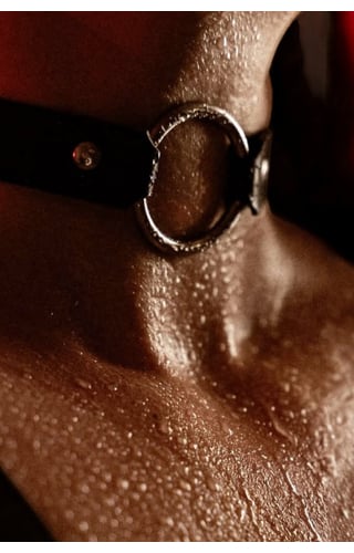 GARGANTILHA EM COURO COM ARGOLA FETICHE