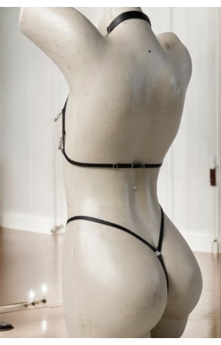 Body dominadora com corrente 