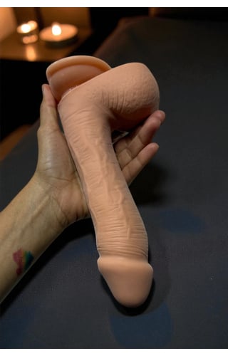 Pênis em cyberskin com ventosa 22,5 x 4,7cm