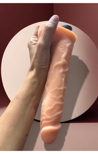 PÊNIS VIBRADOR EM CYBERSKIN 21 X 4,3CM LURE