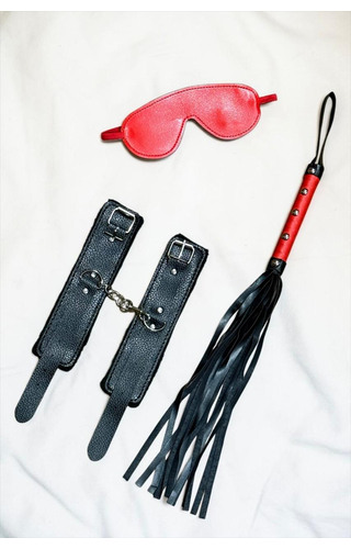 Kit com algemas, venda e chicote Fetiche