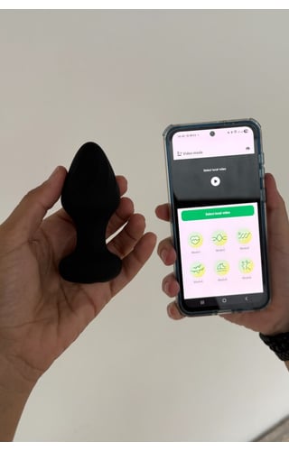 Plug em silicone com app para celular tam G