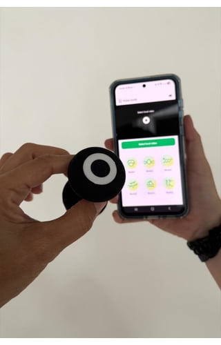Plug em silicone com app para celular tam G