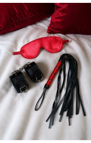 Kit com algemas, venda e chicote Fetiche