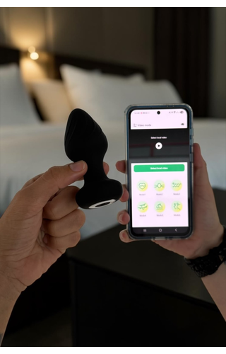 Plug em silicone com app para celular tam G
