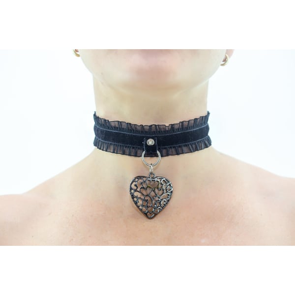 GARGANTILHA COM DETALHE EM TULE PRETO COM CORAÇÃO VAZADO