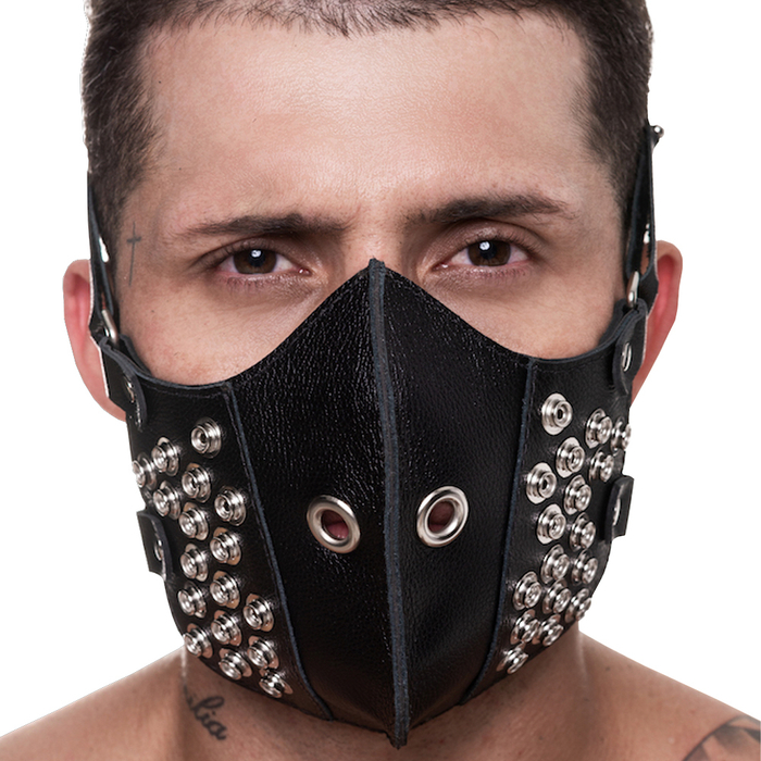 Mascara 100% Couro Com Detalhes Em Metal Sd Clothing