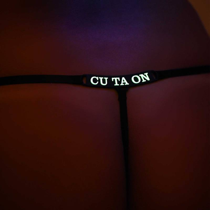 CALCINHA COM FRASE NEON QUE BRILHA NO ESCURO - SOU SUA - PRETO